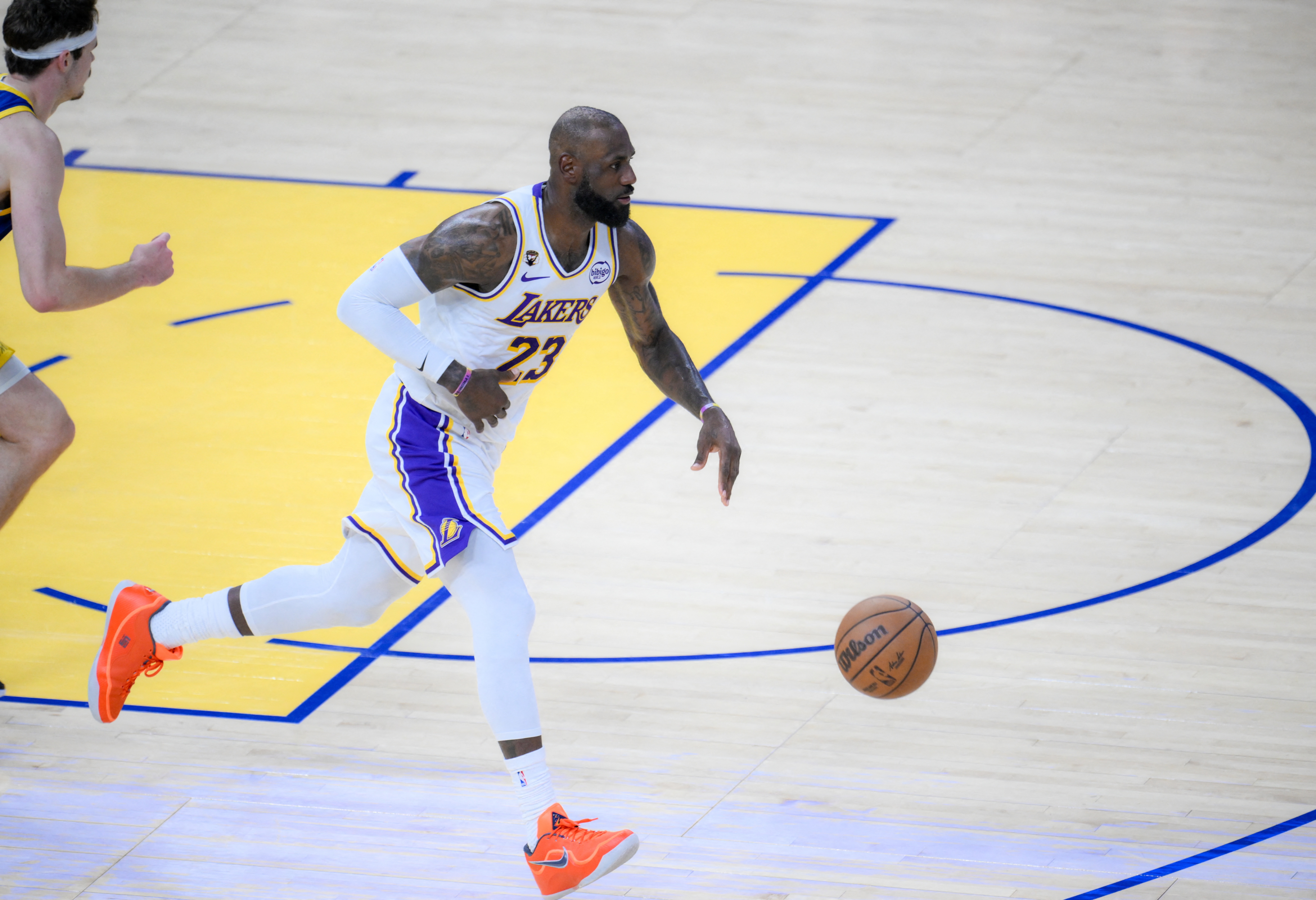 新2网址-美记:提议LBJ模仿霉霉“时代巡回退役巡演” 和每支队签一周合同