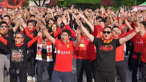 新2网址-铜梁龙体育场首场中超联赛 暖心宠粉让球迷似“回家”